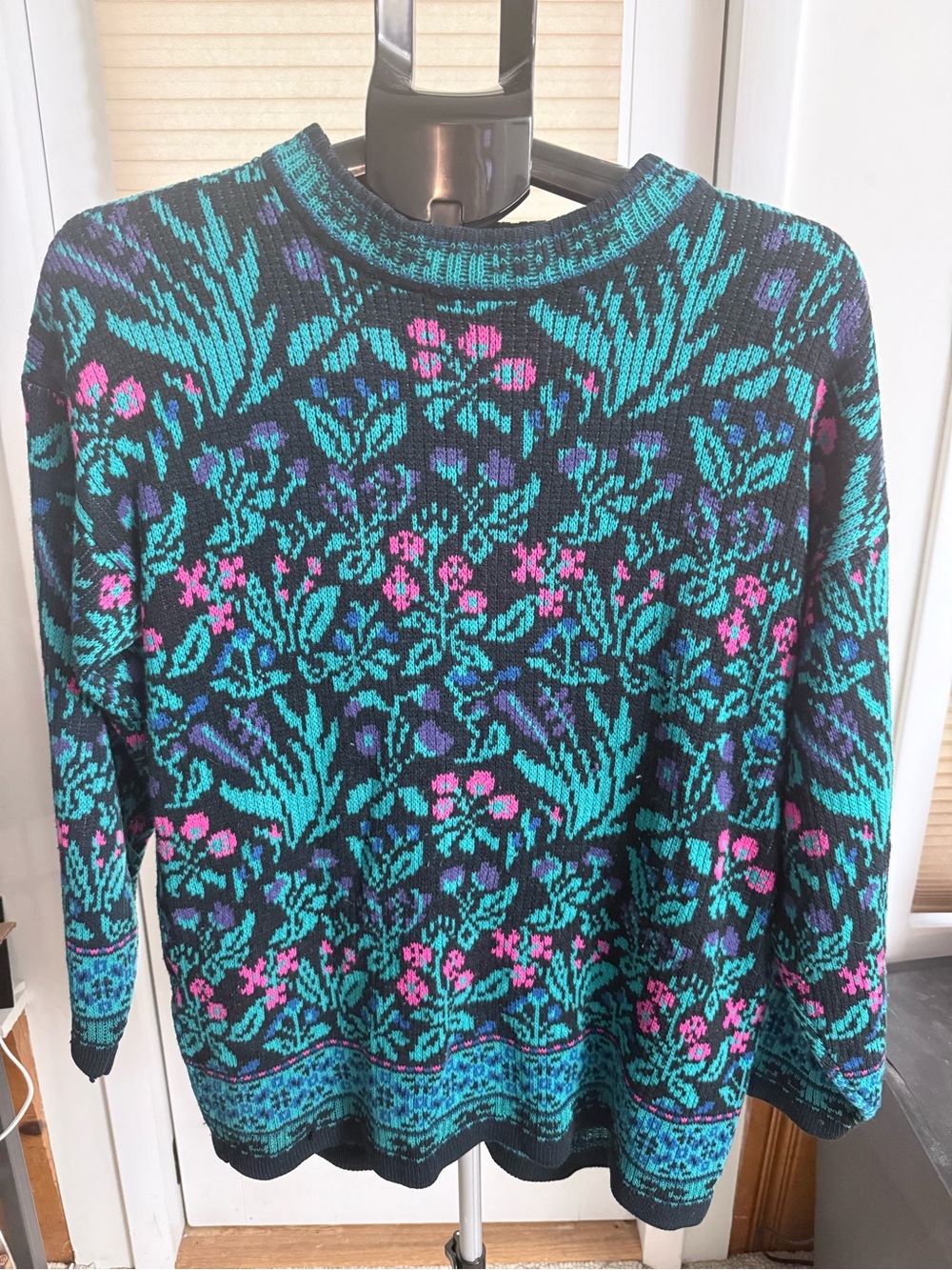 VTG 80s retro Floral Pattern Crewneck Sweater Teal black purple & Pink P2P 22”